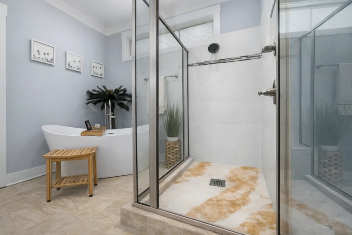 Ambiente de baño con plato de ducha de Plamar
