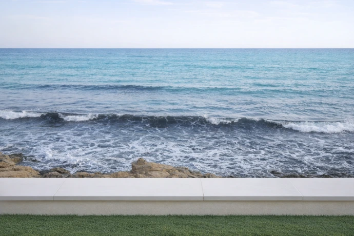 Foto de cubremuros de Plamar con el mar de fondo
